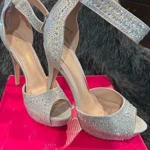 Dream Pairs size 10 silver in box